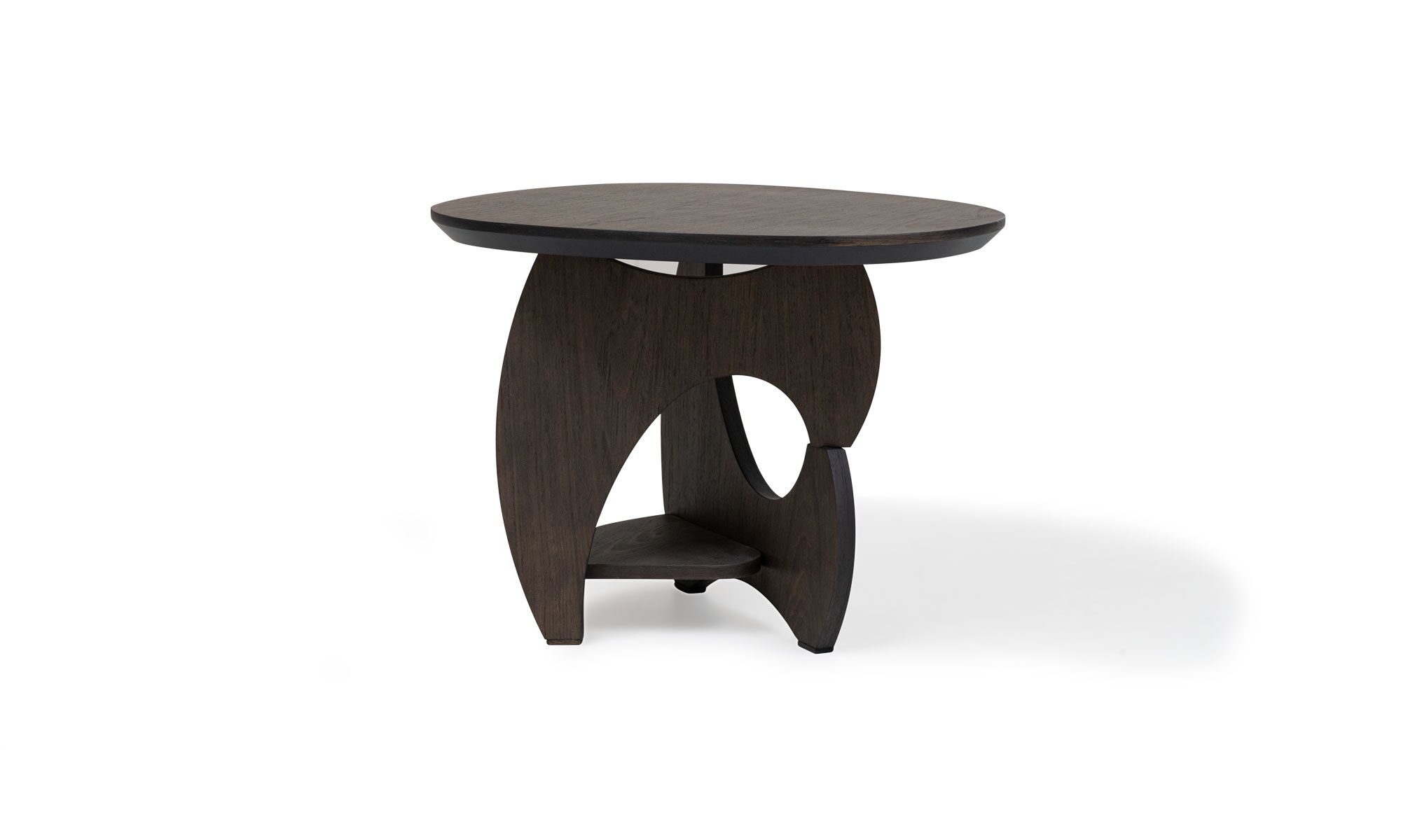 mesa-auxiliar-chelsea-34 Vista lateral de la Mesa Auxiliar Chelsea de la marca Aristas. Un diseño elegante y compacto en madera, con un soporte central moderno y asimétrico.