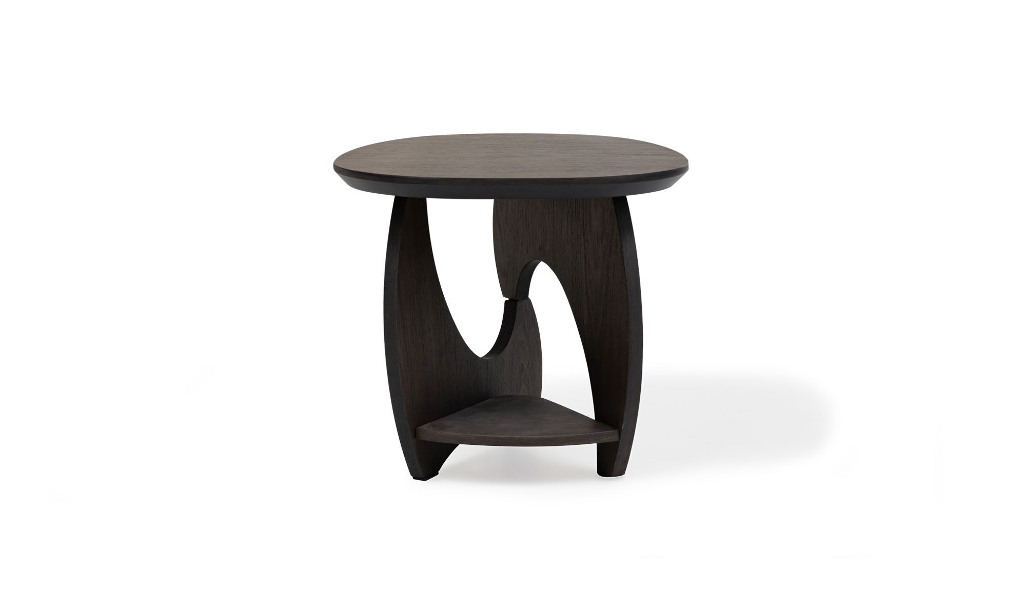 mesa-auxiliar-chelsea-trasera1 Vista frontal de la Mesa Auxiliar Chelsea de la marca Aristas. Un diseño elegante y compacto, con una superficie circular y acabados lisos. La estructura cuenta con un soporte central moderno y estilizado en madera.