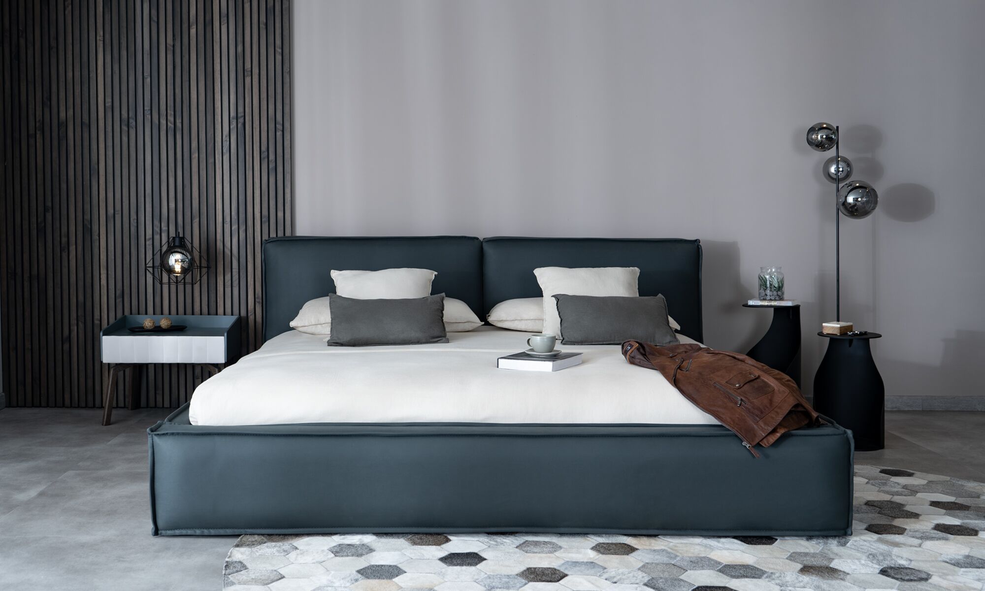 Cama Palermo_ Cama Palermo de la marca Aristas vista frontal. Pesenta un diseño moderno y elegante, con un cabecero alto y acolchado. Las líneas rectas y bien definidas refuerzan su estilo contemporáneo, mientras que su tapizado añade un toque sofisticado.