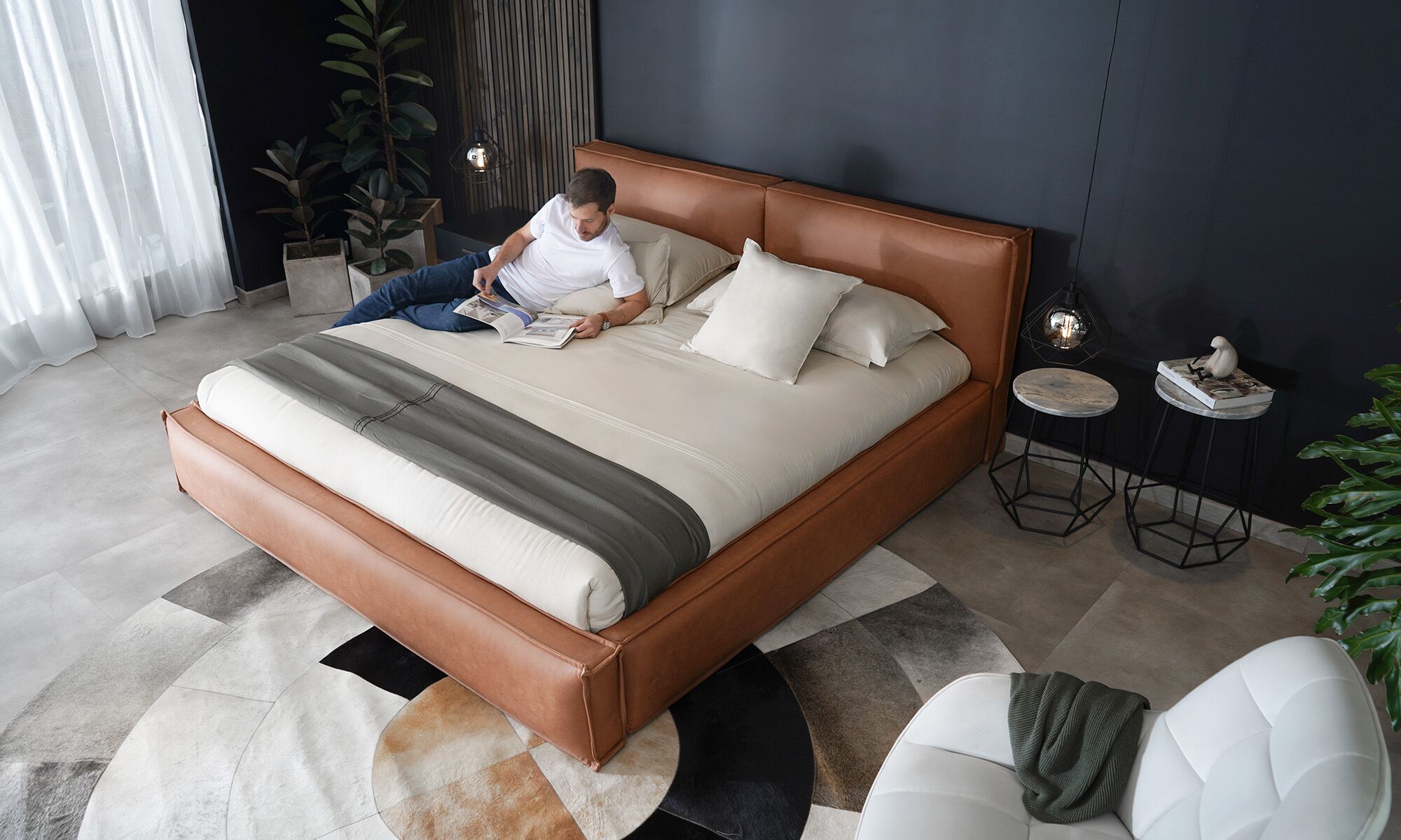 Cama palermo Cama Palermo de la marca Aristas vista desde arriba. El diseño presenta una estructura robusta y elegante de líneas rectas, con un cabecero alto y acolchado.