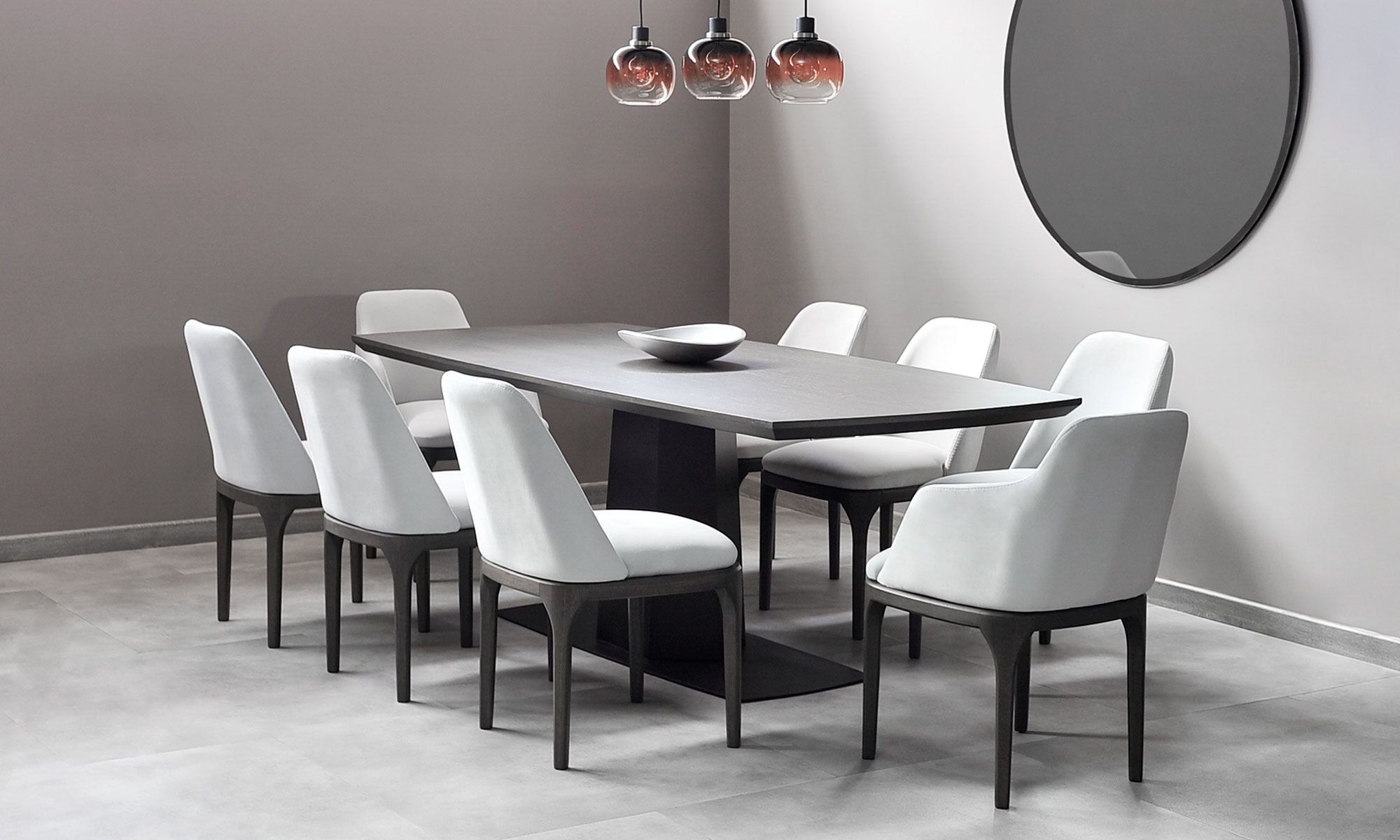 AMBIENTE-COMEDOR-NAPOLES-MADERA-SILLAS-LISBOA Silla Comedor Lisboa de Aristas vista en perspectiva diagonal. Un diseño contemporáneo y elegante, con un respaldo ligeramente curvado, tapizado en tela suave y patas rectas en madera.