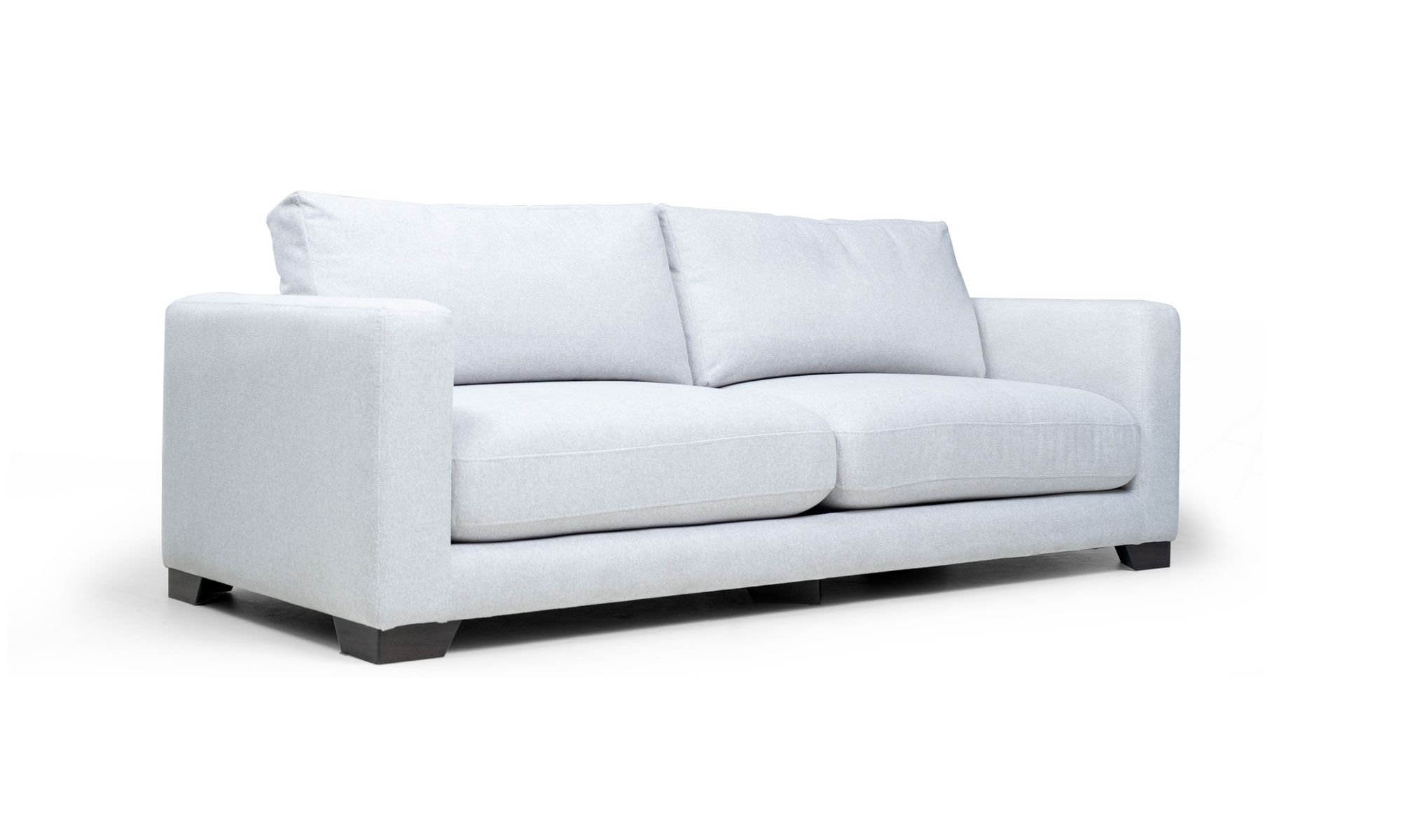 Sofa-new-belt-3-puestos-34 Sofá New Belt Plumas de la marca Aristas visto en perspectiva diagonal. Un diseño elegante de líneas rectas, con cojines amplios y acolchados.