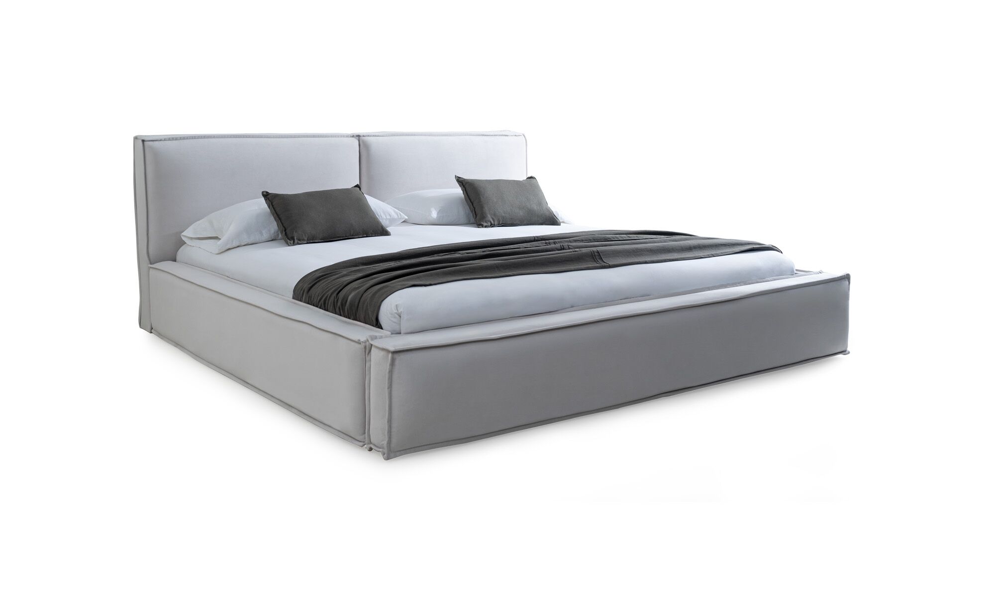 3,4 palermo blanco Cama Palermo de la marca Aristas vista diagonal. Un diseño moderno y elegante de líneas rectas, con un cabecero y base acolchados y tapizados en el color de tela Tomasso Cuarzo.