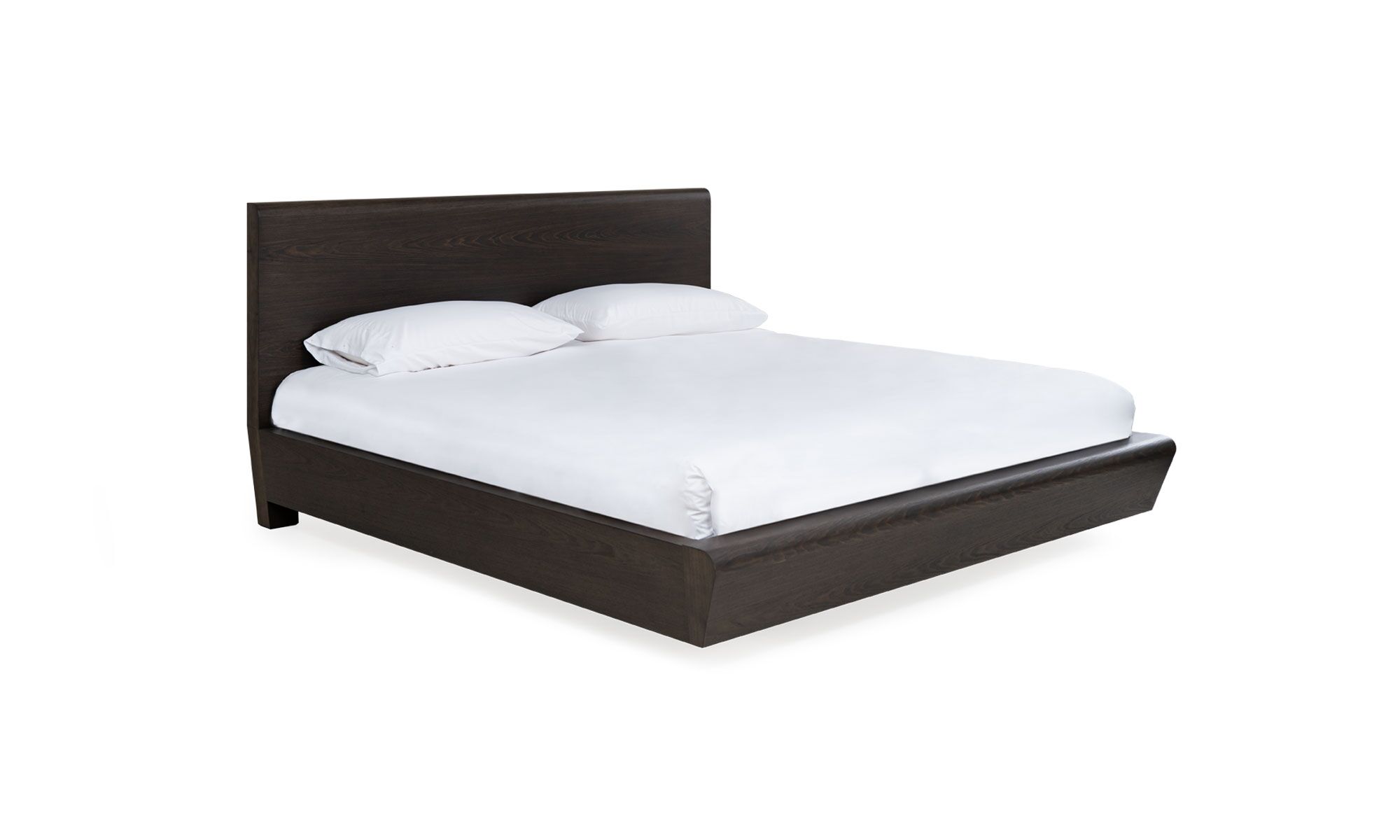 Cama Nebraska 3,4 Vista diagonal de la Cama Nebraska de la marca Aristas. Esta cama destaca por su estructura robusta y diseño elegante. Tiene un cabecero alto y amplio, con una base que presenta una estructura sólida de líneas rectas.