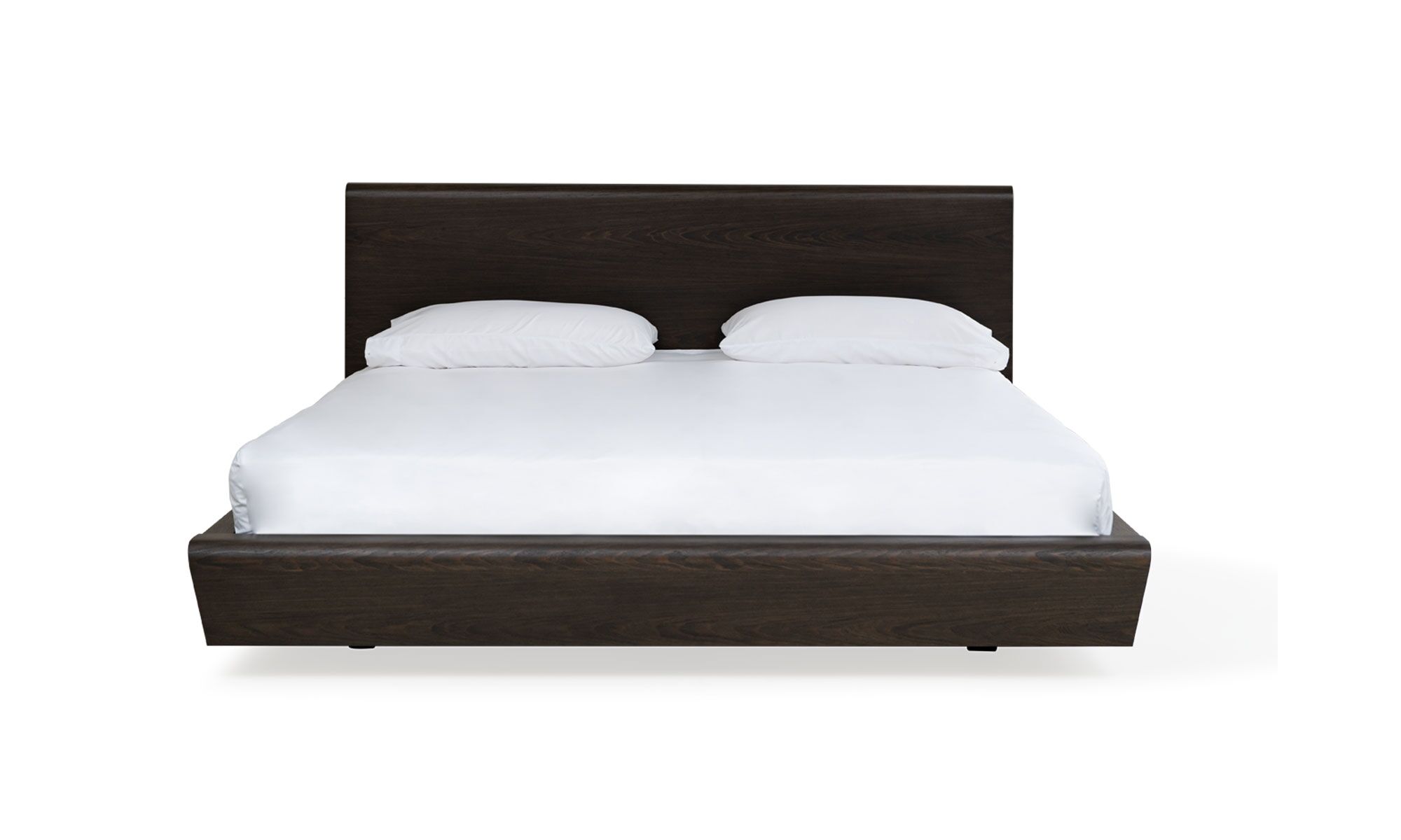 Cama Nebraska frente Vista frontal de la Cama Nebraska de la marca Aristas. Esta cama destaca por su estructura robusta en madera color Olmo. El cabecero es alto y amplio, mientas que la base presenta una estructura sólida de líneas rectas.