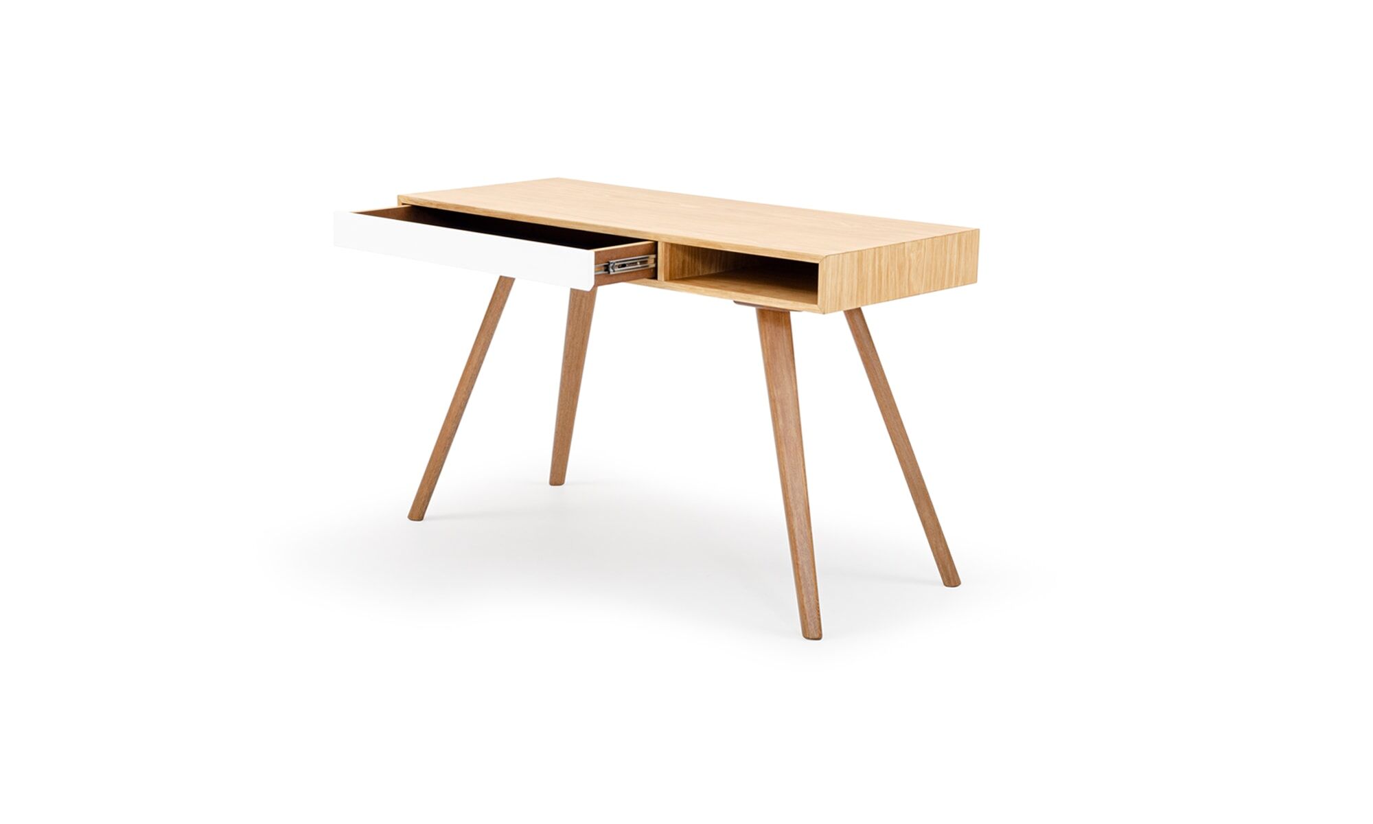 3-4125 Escritorio Dublin de la marca Aristas, visto en perspectiva diagonal. Cuenta con una estructura en roble europeo y líneas limpias. Su superficie rectangular y patas anguladas le dan un toque de elegancia.