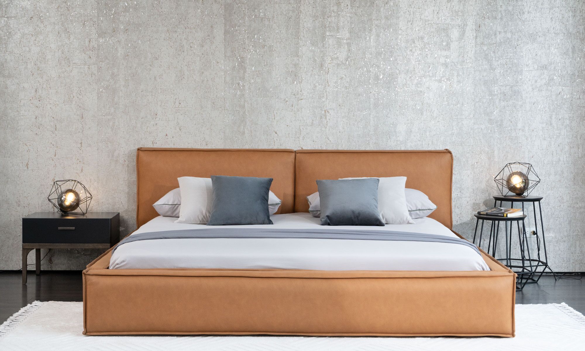 CAMA-PALERMO-2-Ambiente Cama Palermo de la marca Aristas vista frontal. Presenta una estructura robusta y elegante de líneas rectas, con un cabecero alto, acolchado y un acabado en tela suave.