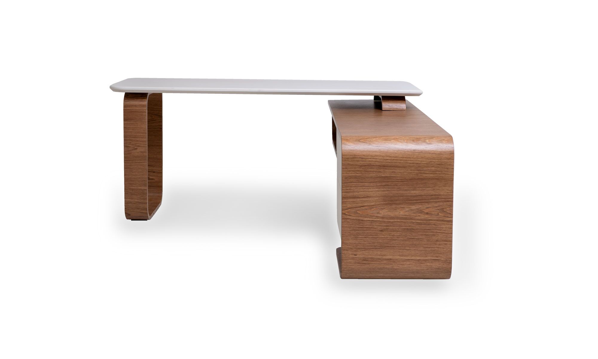 lado nordico Escritorio Madrid en L con tapa sólida de la marca Aristas visto en perspectiva frontal. Un diseño con una estructura en madera con forma de "L" y una superficie plana y lisa.