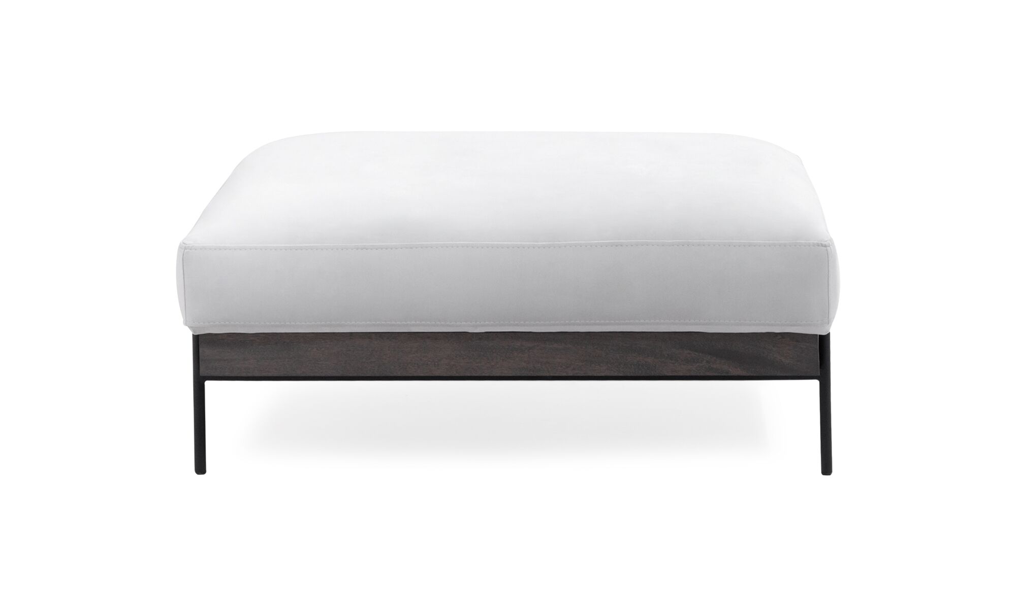 1.-Puff-Maia Vista diagonal del Puff Maia de la marca Aristas. Un diseño elegante y moderno de líneas limpias, que presenta un asiento acolchado con un acabado en el color de tela Tomasso Cuarzo.