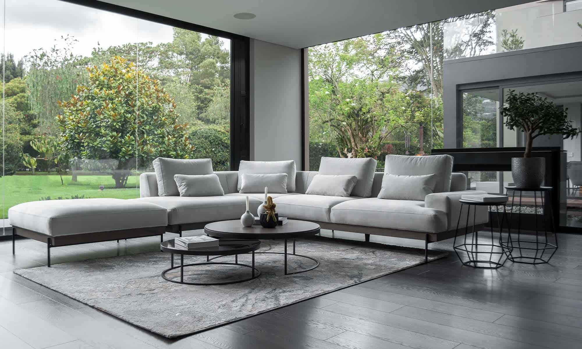2.Ambiente-sala-en-L-modular-maia Vista diagonal de la Sala en L Modular Maia de la marca Aristas. Un diseño versátil y contemporáneo con un tapizado suave y una base elegante en madera color Ceniza.