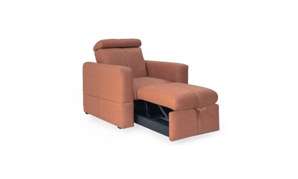 Poltrona Cama Barcelona de Aristas vista diagonal. El diseño presenta una estructura moderna y funcional, con líneas rectas y un asiento amplio y acolchado en el color de tela Nobuck Coñac. El respaldo es ajustable, permitiendo su transformación en cama.